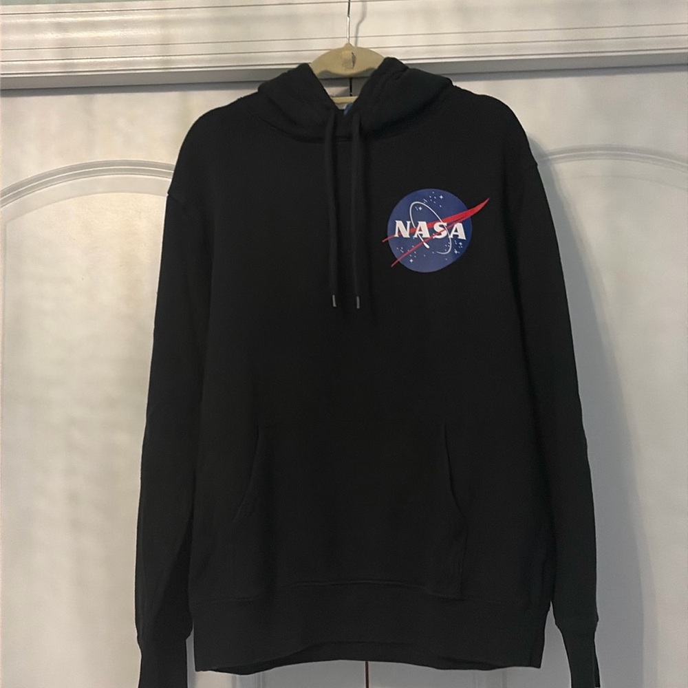 Popular NASA Men’s Dividied Black hoodie sweatshirt! Size large!